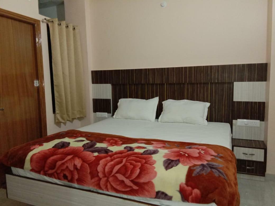 Adb Rooms Hotel De Pal Varanasi Eksteriør billede