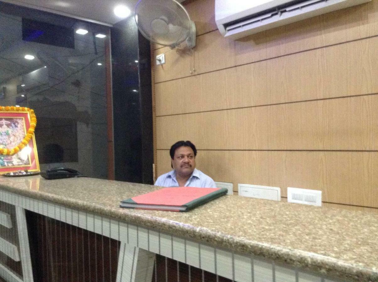 Adb Rooms Hotel De Pal Varanasi Eksteriør billede