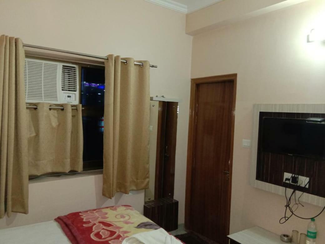 Adb Rooms Hotel De Pal Varanasi Eksteriør billede
